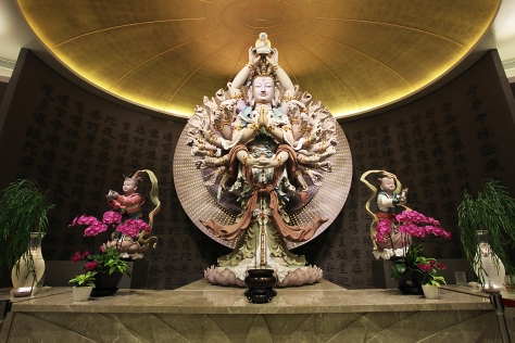Avalokitesvara_flanked_by_Sudhana_and_the_Naga_girl